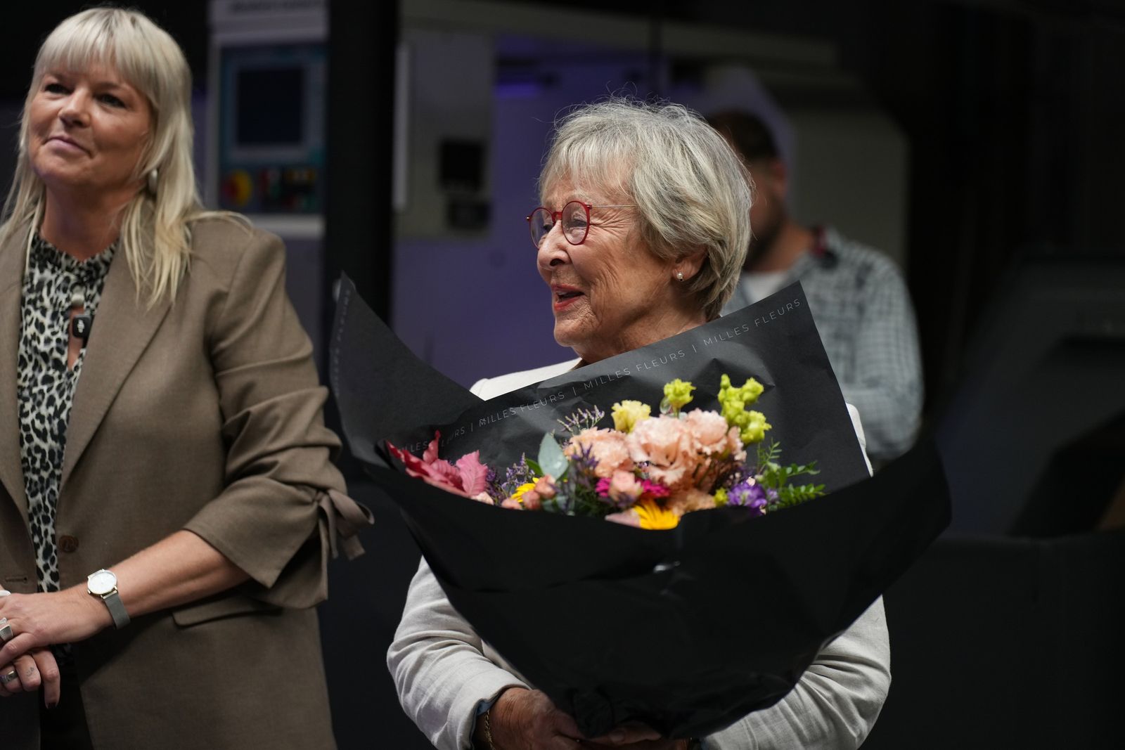 Ein Gast mit einem Blumenstrau&szlig; beim Jubil&auml;umsabend