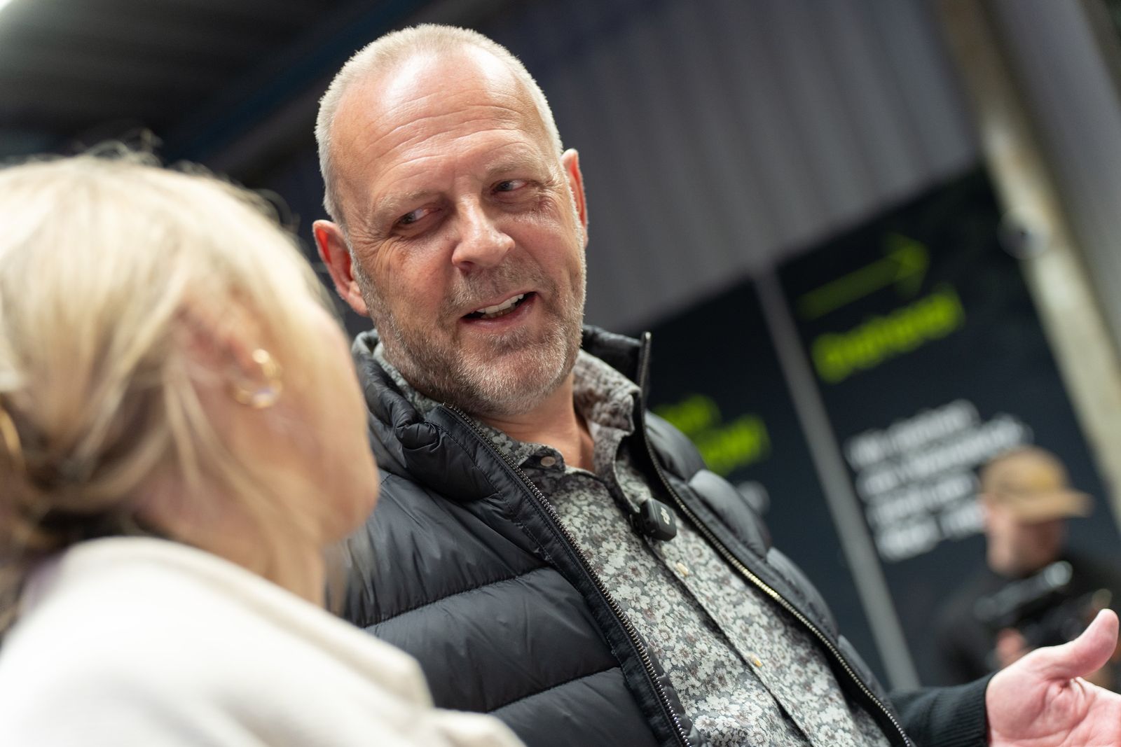 J&ouml;rg Schneider im Gespr&auml;ch mit einem Gast