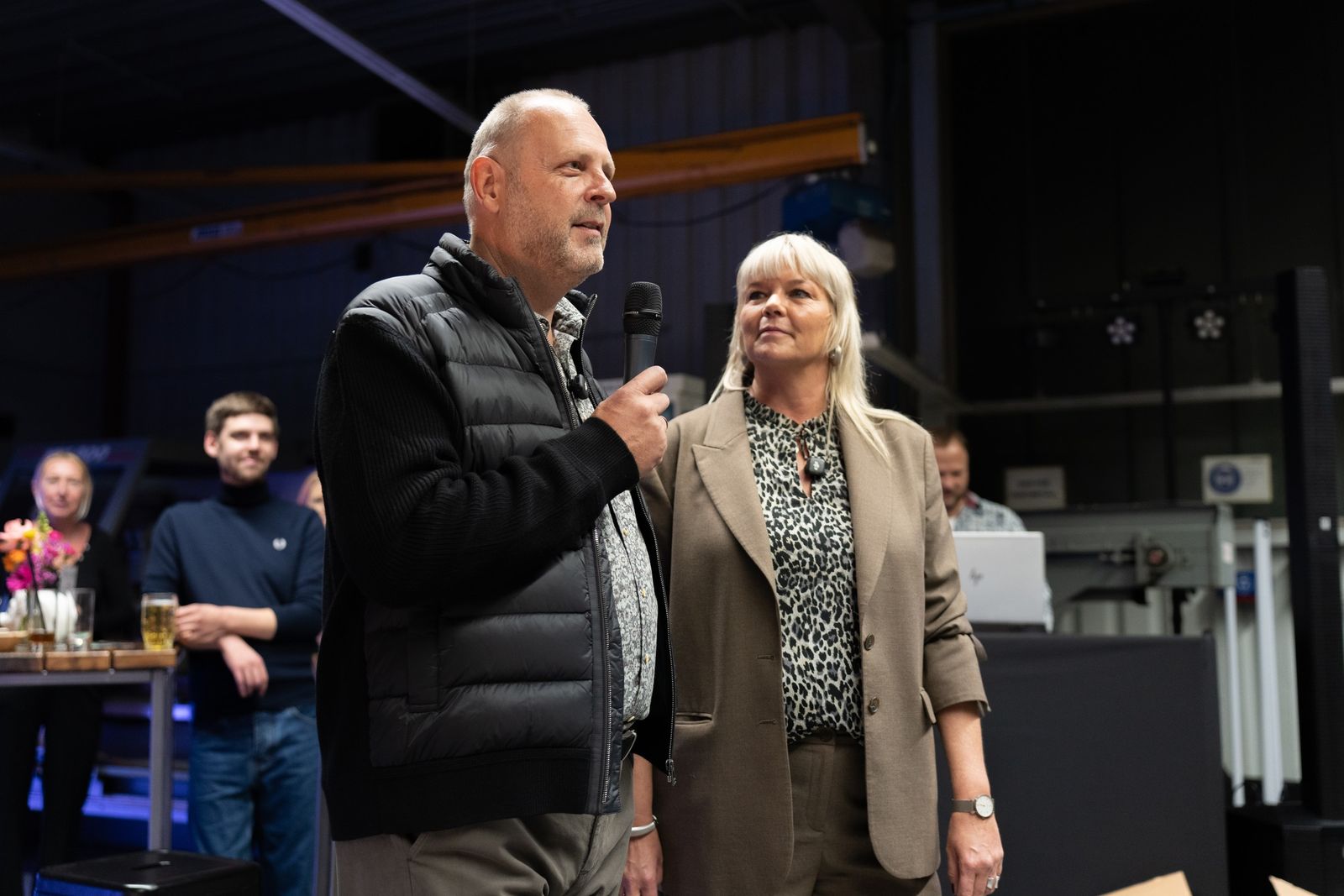 Petra und J&ouml;rg Schneider sprechen zu den G&auml;sten