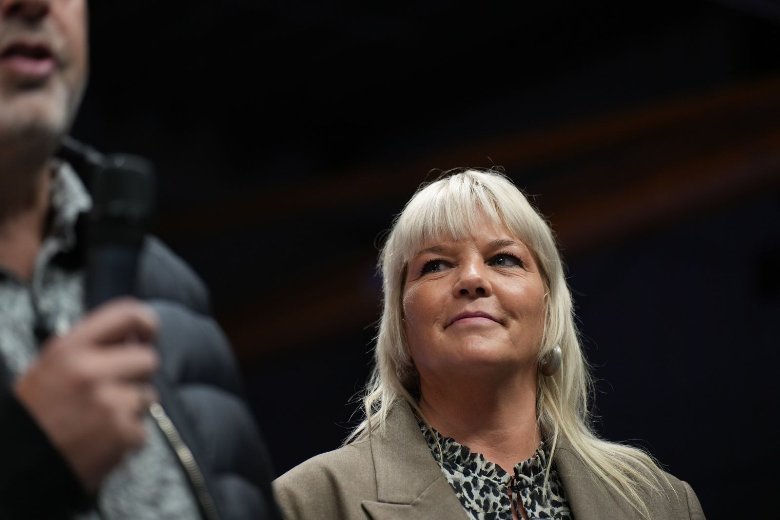 Petra Schneider h&ouml;rt der Rede zu