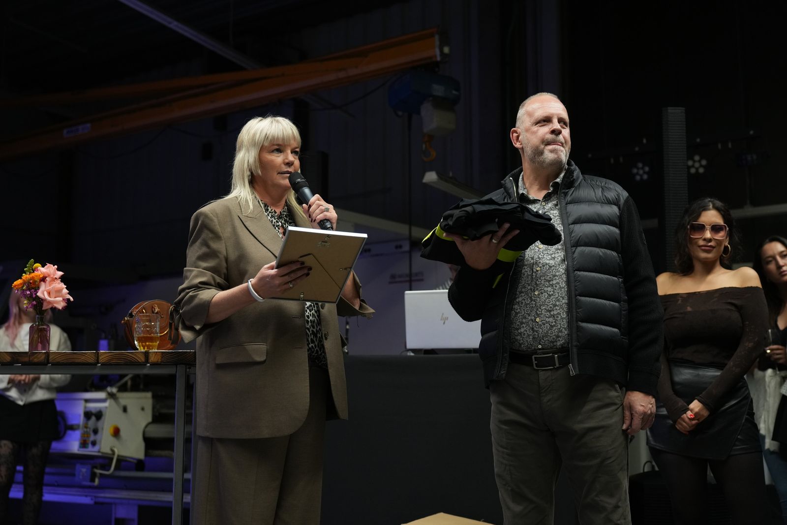 Petra und J&ouml;rg Schneider auf der B&uuml;hne in der Werkhalle
