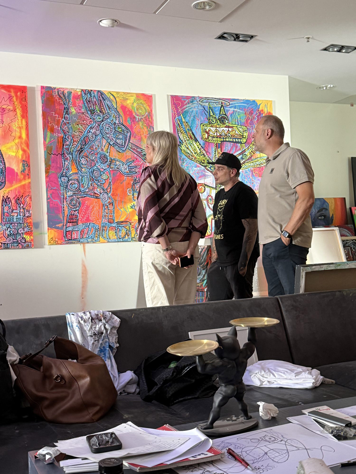 Petra und J&ouml;rg Schneider betrachten Werke von Sven Liesy im Atelier