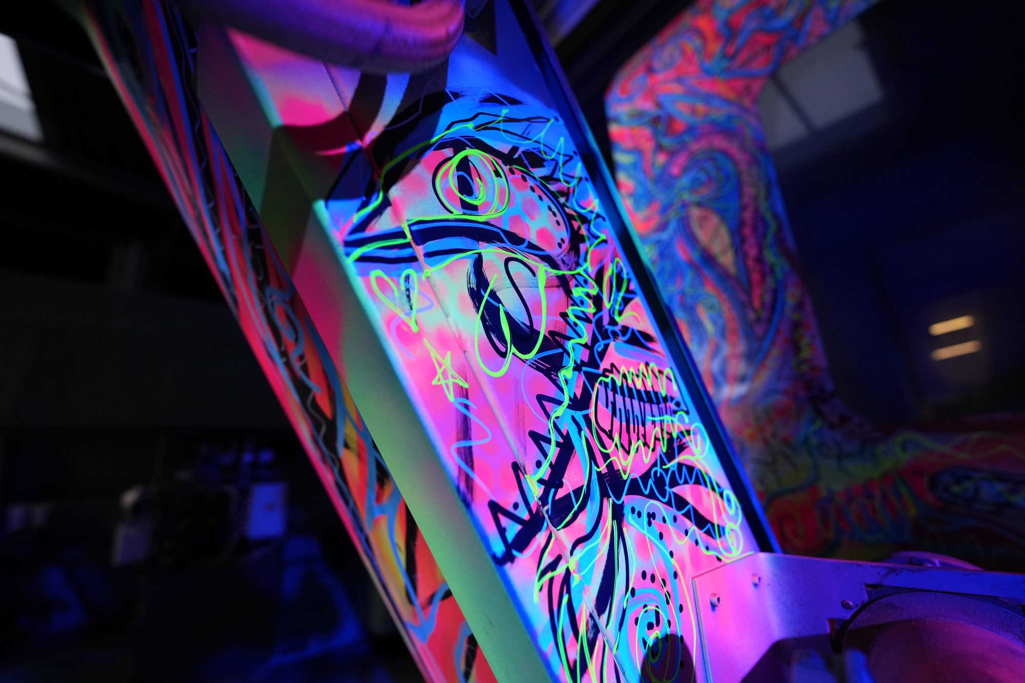 Neonfarbene Figur auf dem Maschinenst&auml;nder der Sachman T10