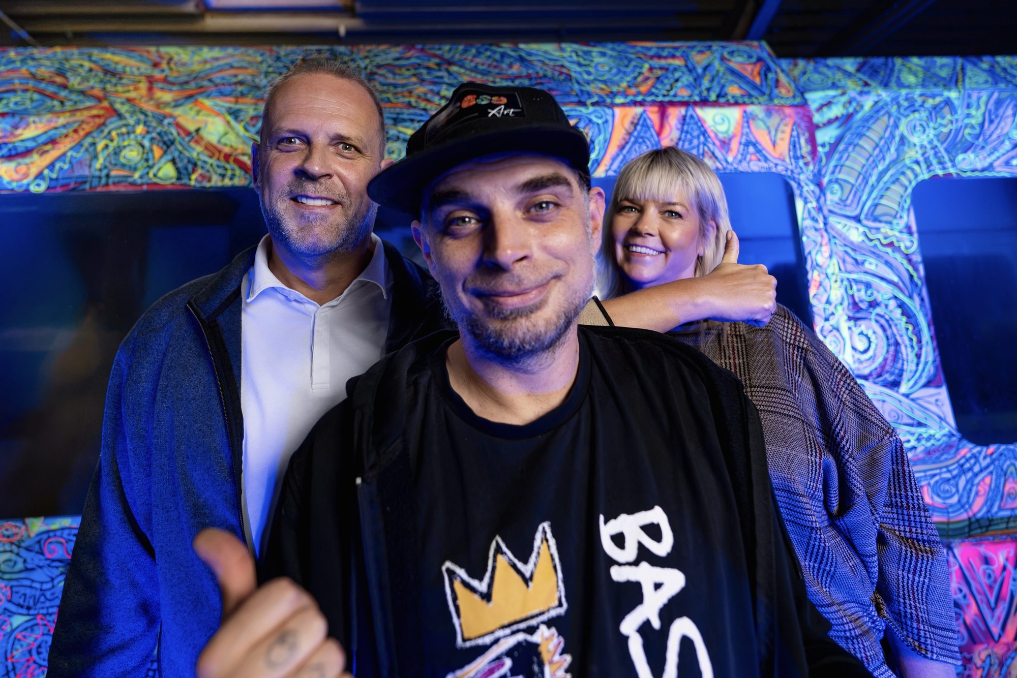 Sven Liesy mit Petra und J&ouml;rg Schneider vor der bemalten Maschine