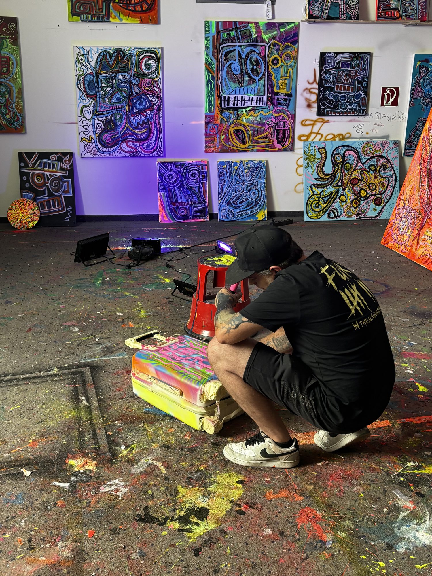 Sven Liesy arbeitet in seinem Atelier an einer Skizze