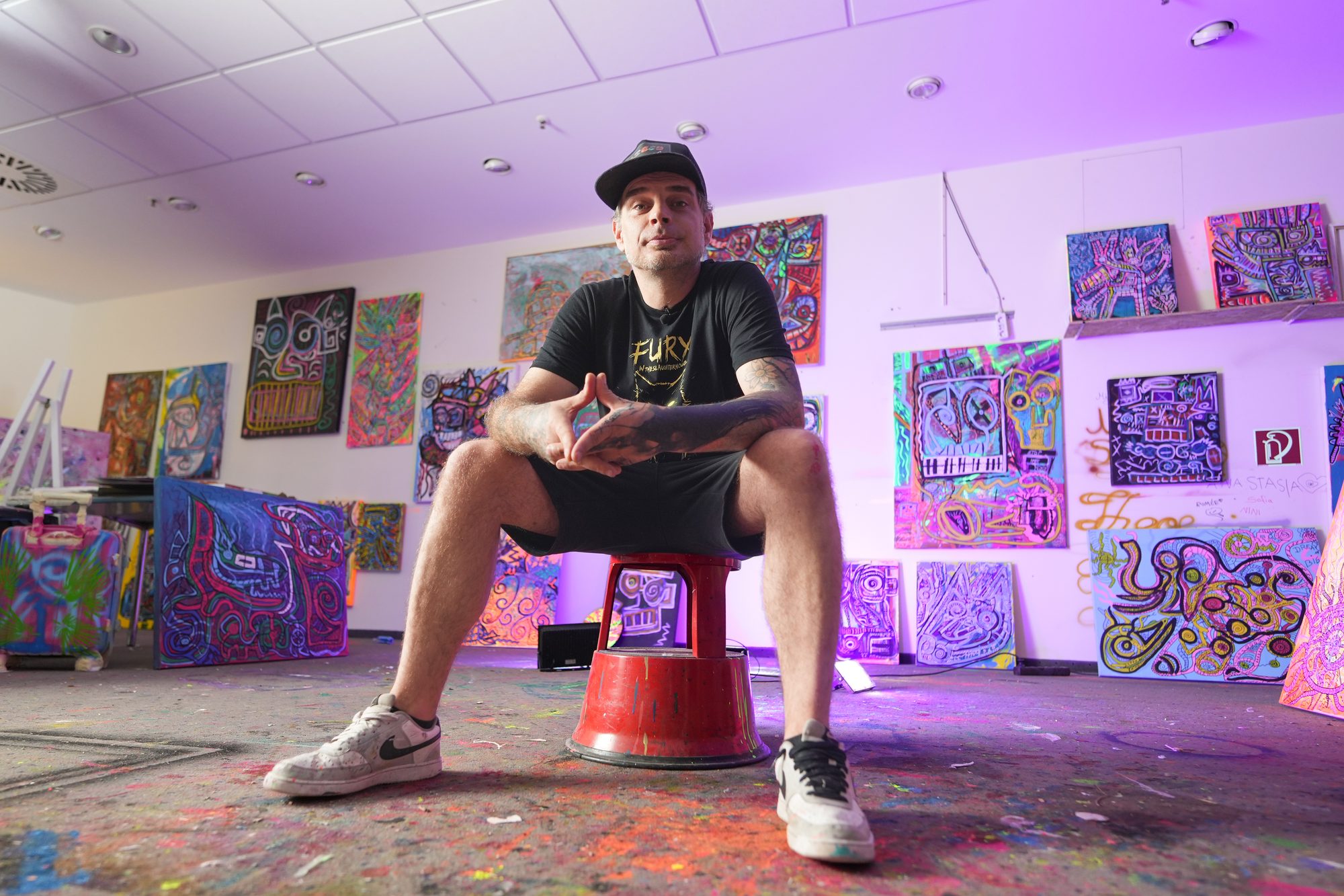 Sven Liesy in seinem Atelier in Hannover, umgeben von seinen Werken